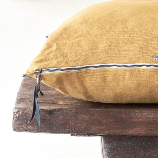 Cushion Black Line | Ocre